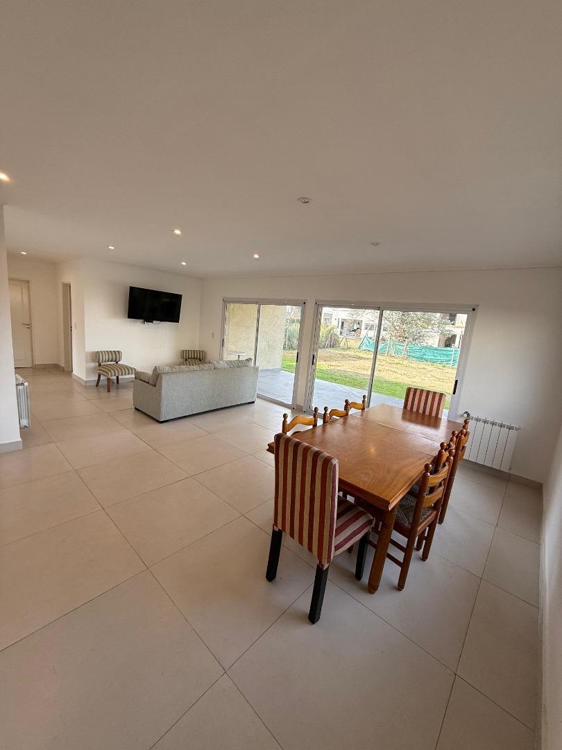 Casa en Venta en Pilar del Este - Santa Elena, USD 180.000