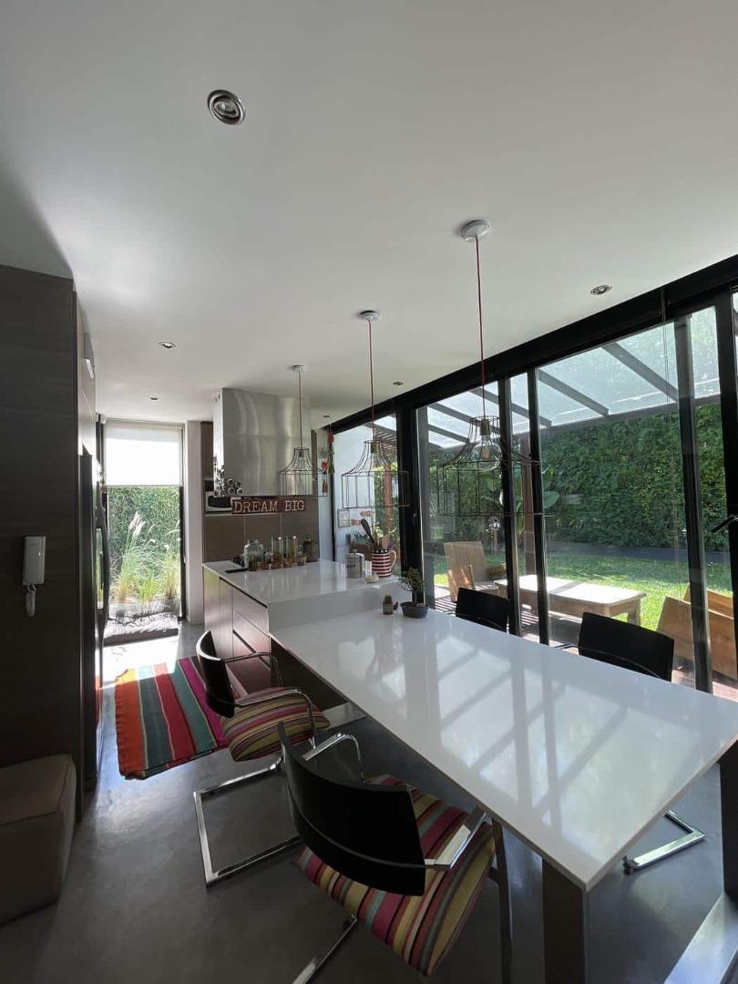 Casa en Venta con 2 cocheras