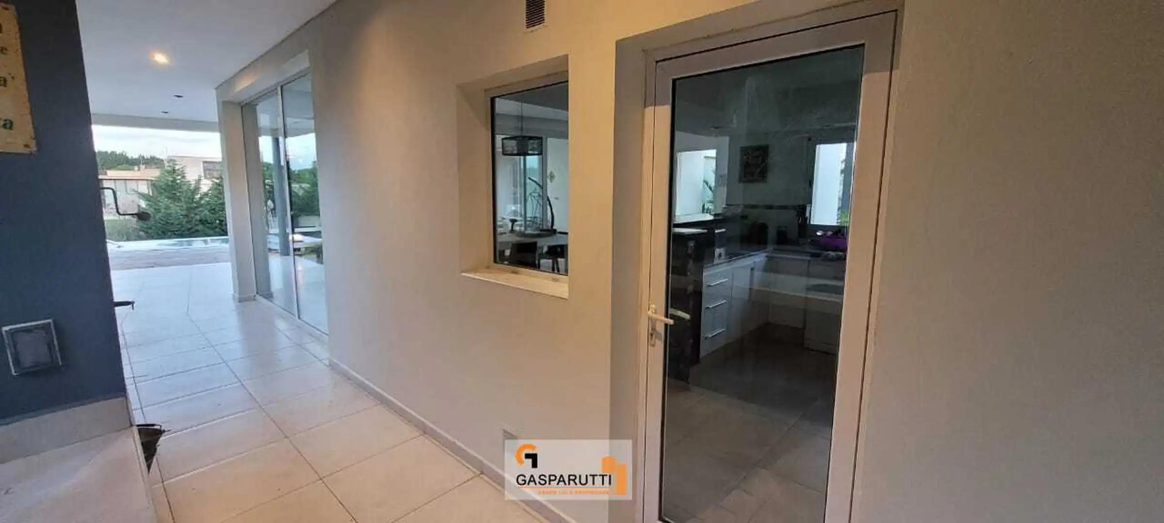 Casa en Venta con 4 cocheras