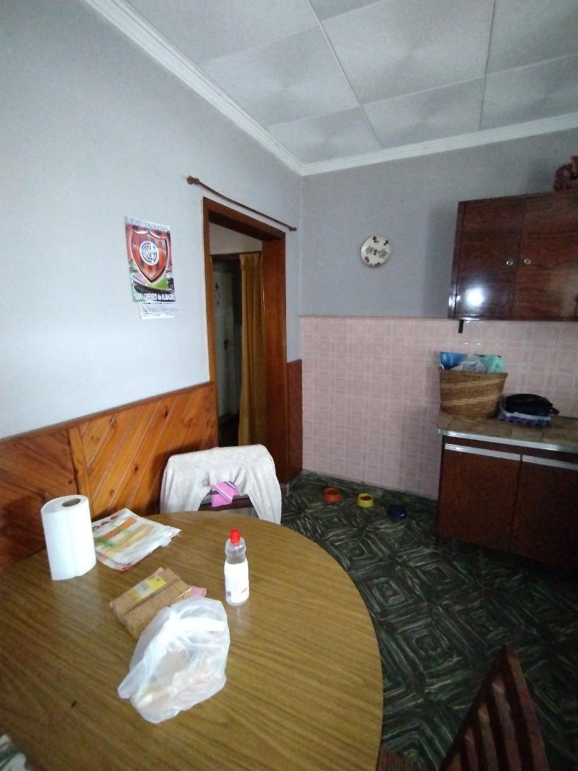 CASA DE MATERIAL EN BUEN BARRIO