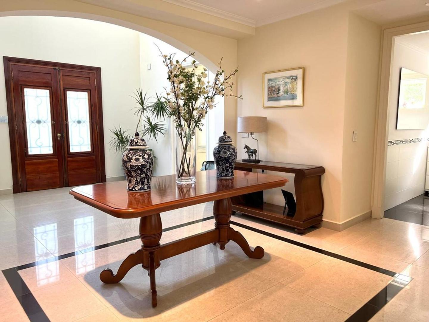 Casa en Venta con 3 cocheras