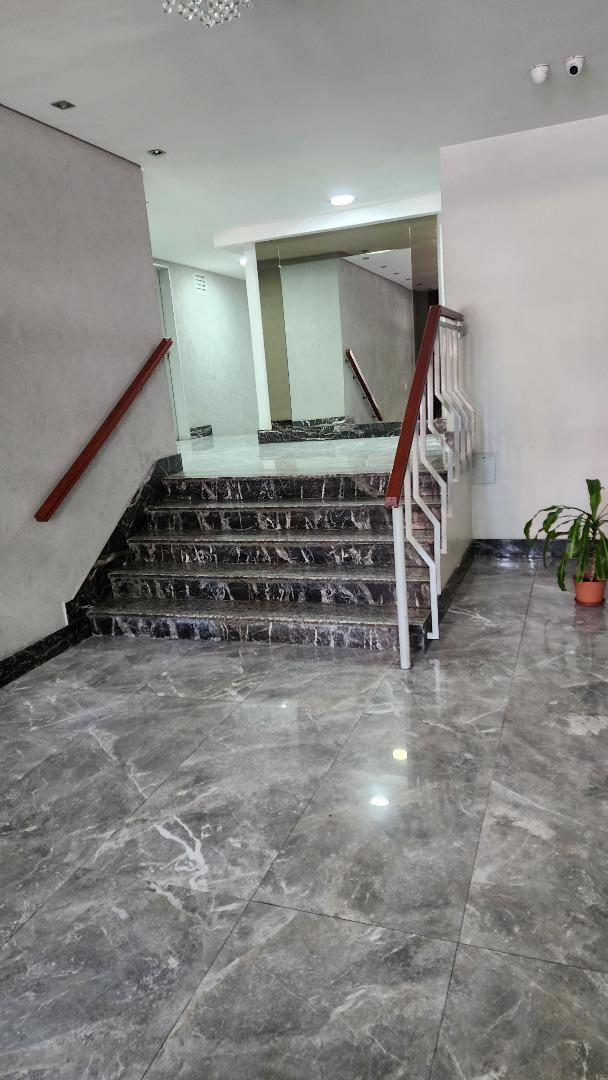 Monoambiente al frente con balcón. Súper luminoso