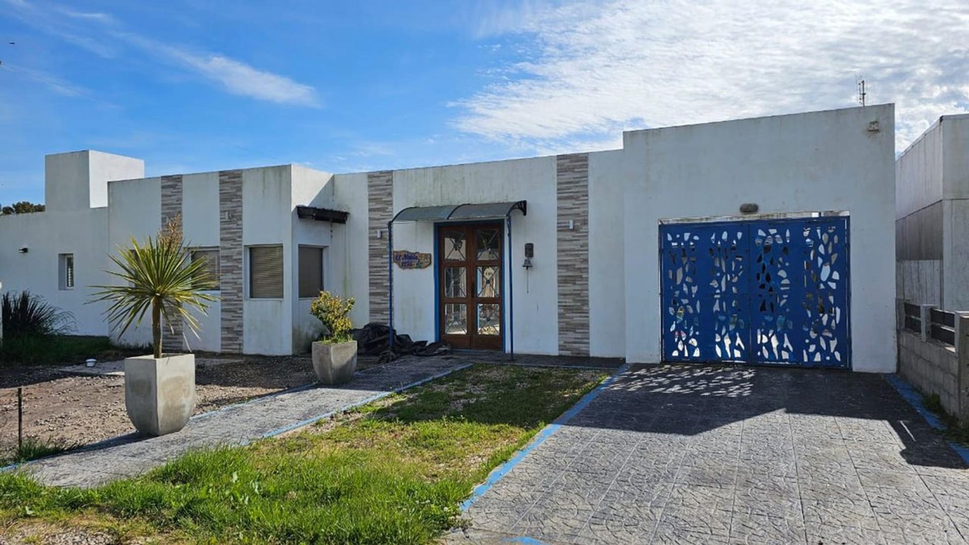 VENTA CASA EN LA CALETA CON PISCINA Y QUINCHO