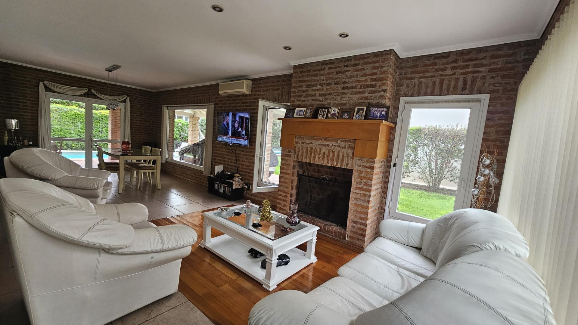 Casa 6 ambientes con 4 baños