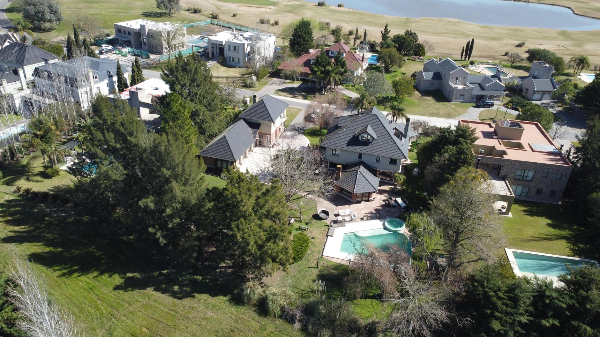 Casa 8 ambientes con 7 baños