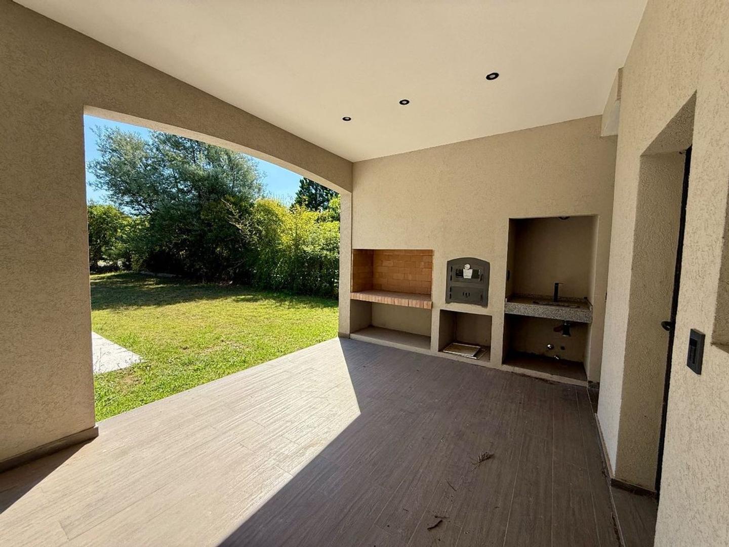 Casa 8 ambientes con 5 baños