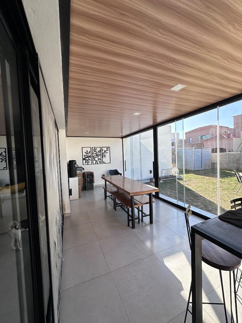 Casa 4 ambientes con 3 baños