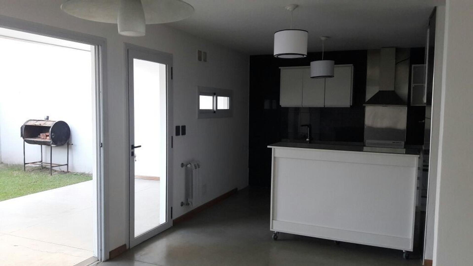 Casa 4 ambientes con 3 baños