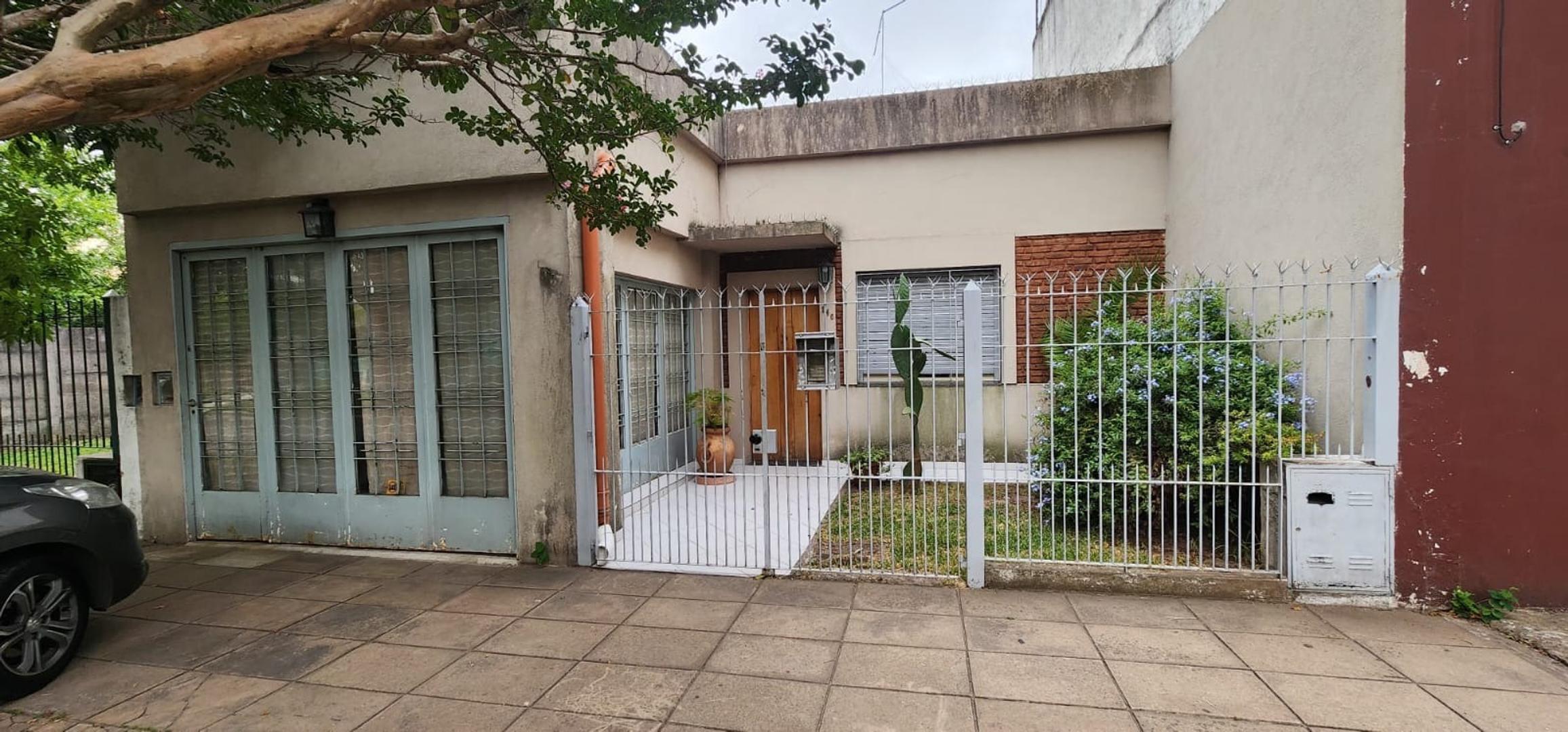 EXCELENTE CASA DE 2 AMBIENTES CON COCHERA Y JARDIN