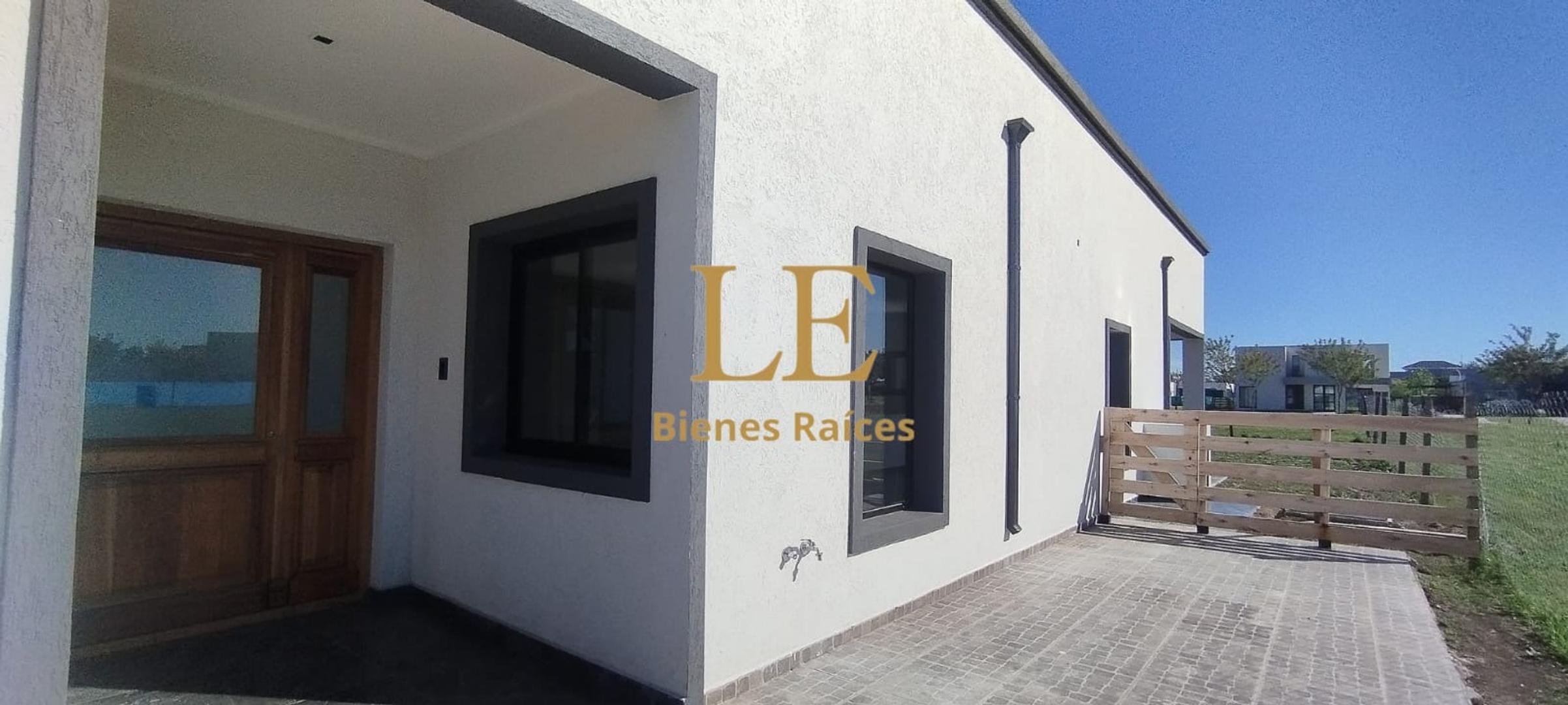 Casa 4 ambientes con 2 baños