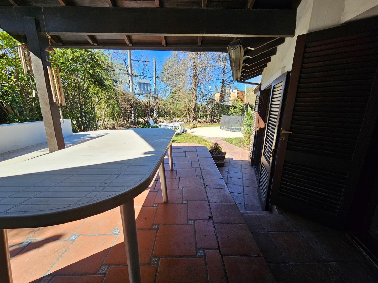 Casa 4 ambientes con 2 baños