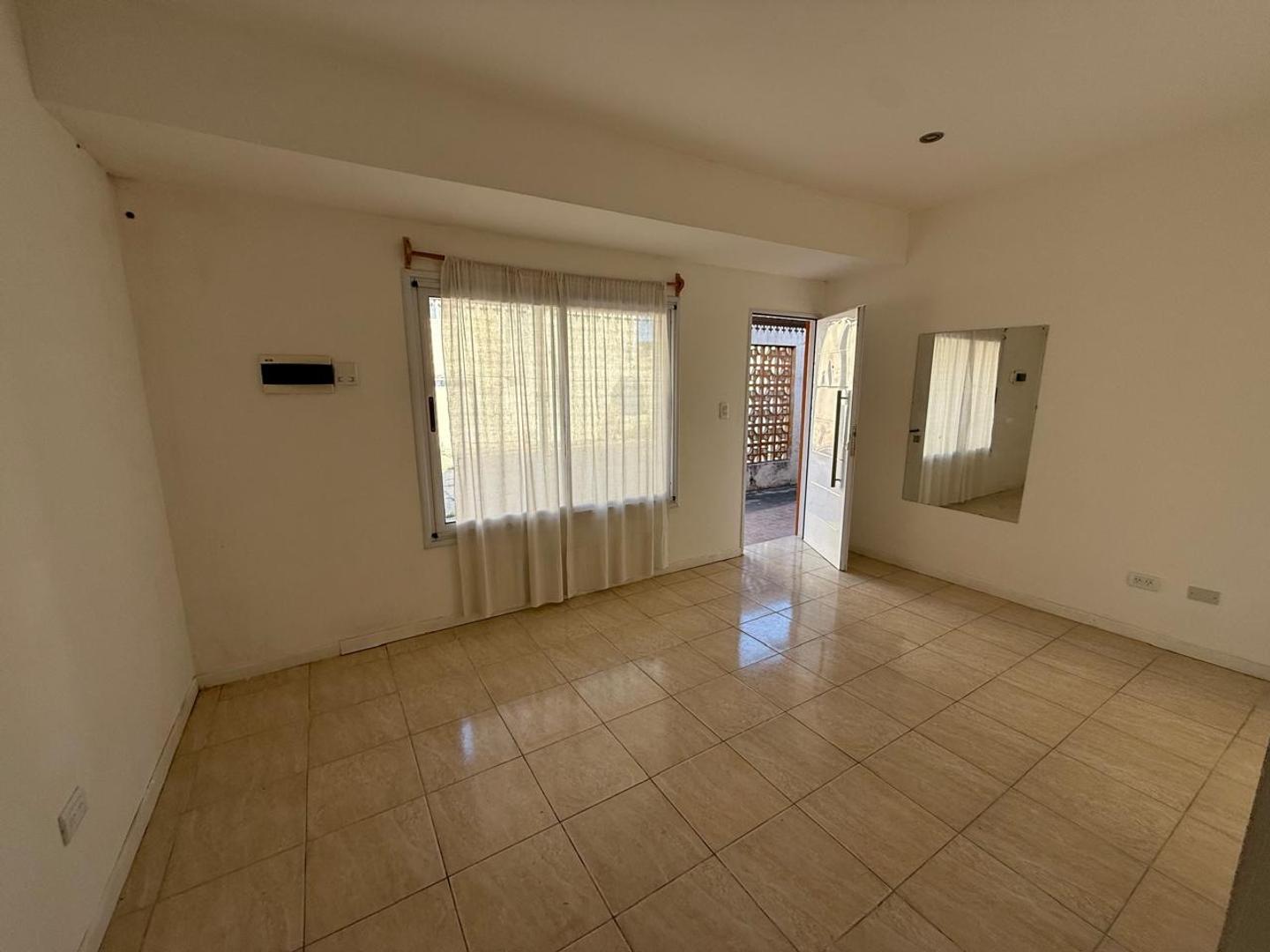 Casa 2 ambientes con 1 baño