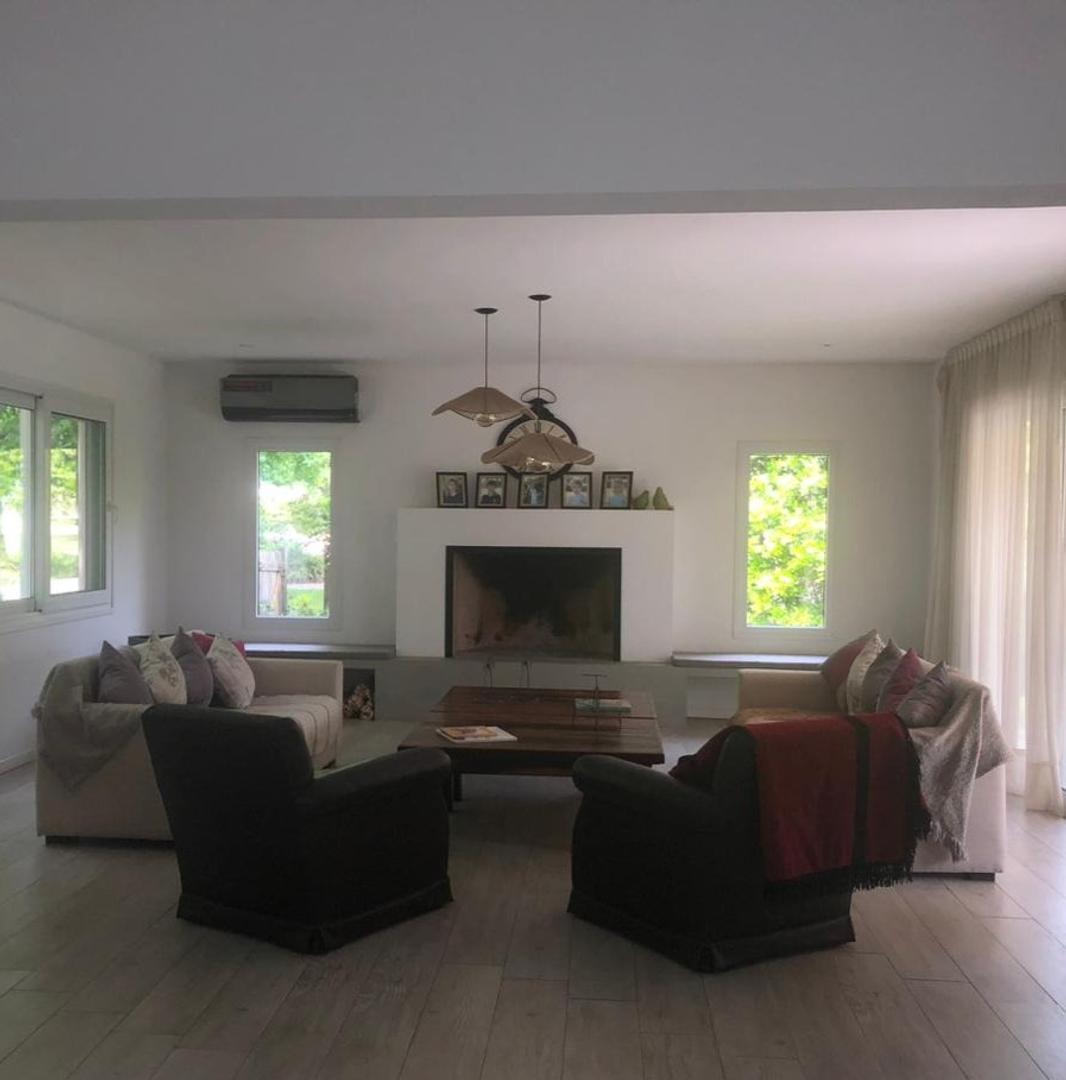 Casa en Alquiler con 3 cocheras