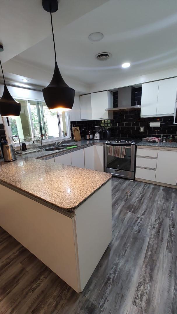 Casa 5 ambientes con 4 baños