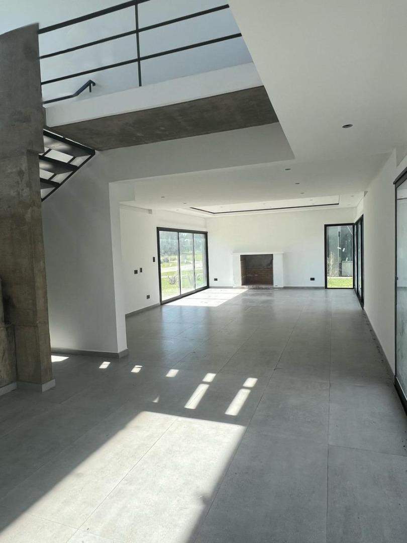 Casa 5 ambientes con 4 baños