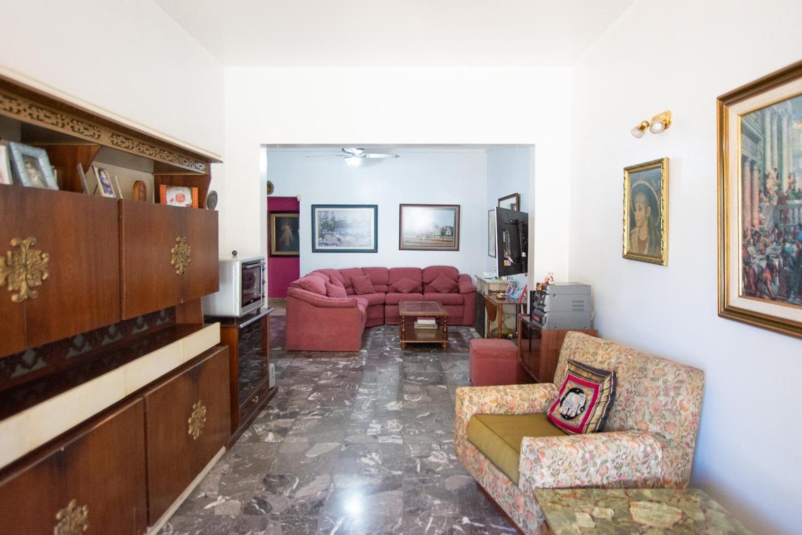 Espectacular casa de 4 ambientes con amplio fondo parque