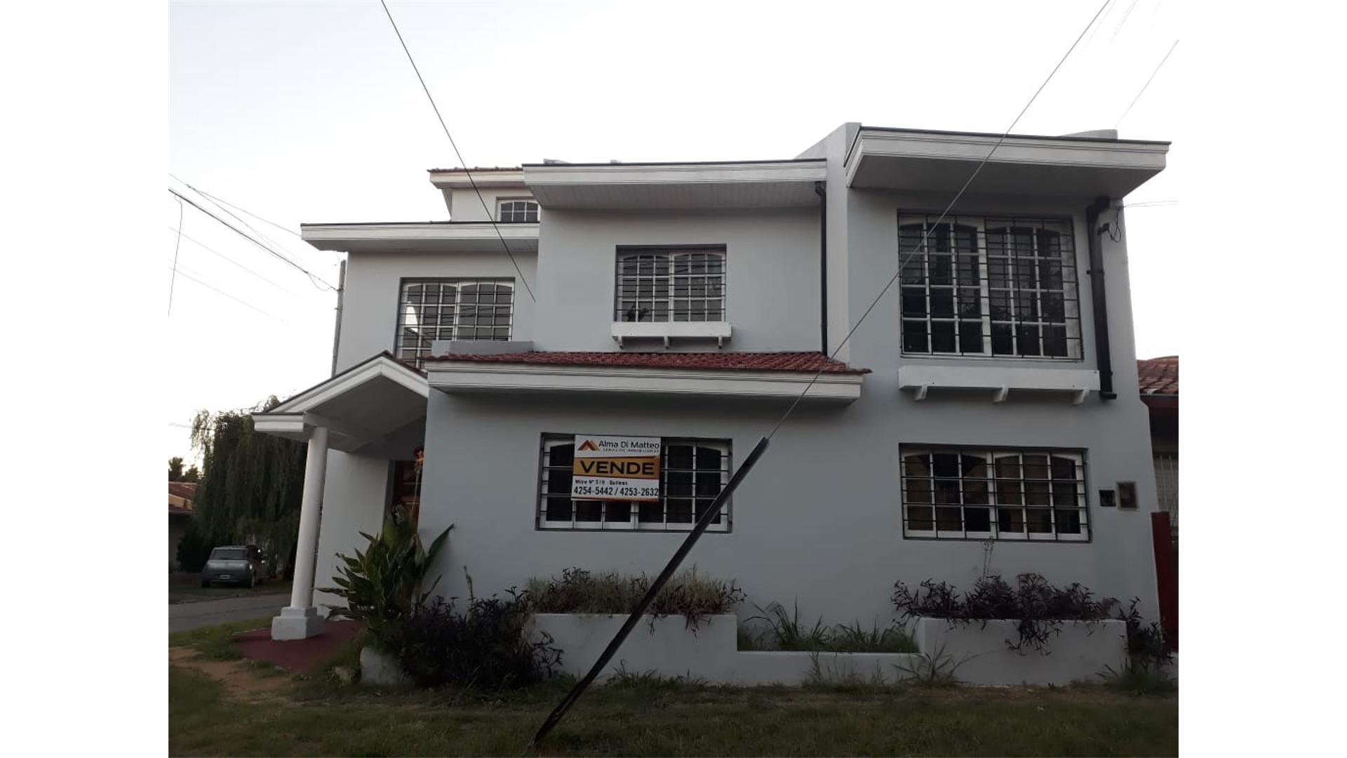 Amplio Chalet 5 ambientes en 2 plantas.