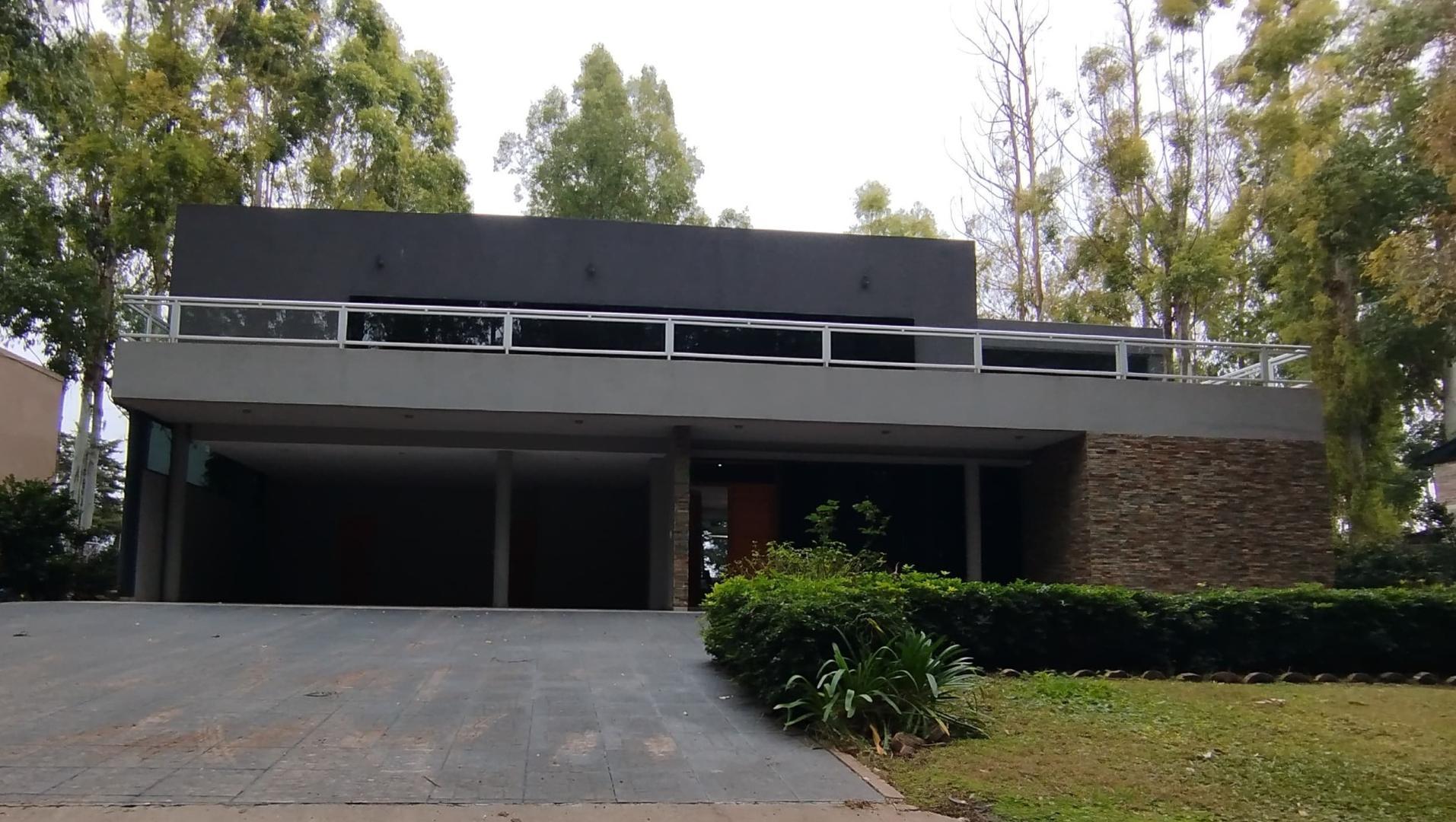 Casa de 4 dormitorios con Pileta en Puerto Paraiso