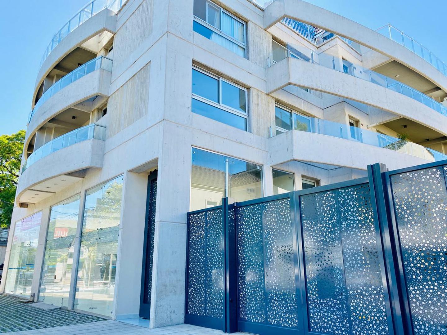 Sensacional departamento con cochera en alquiler sobre la Av. Libertador en Martínez.