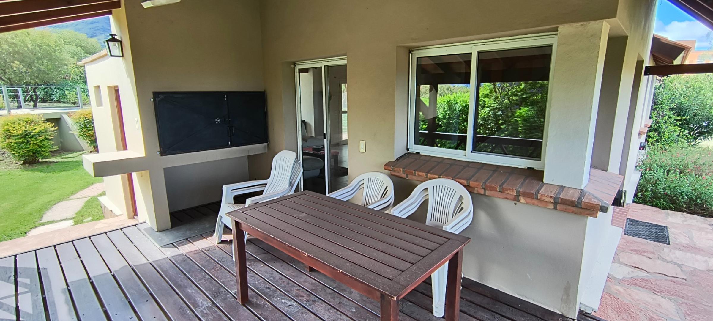 Casa 4 ambientes con 2 baños