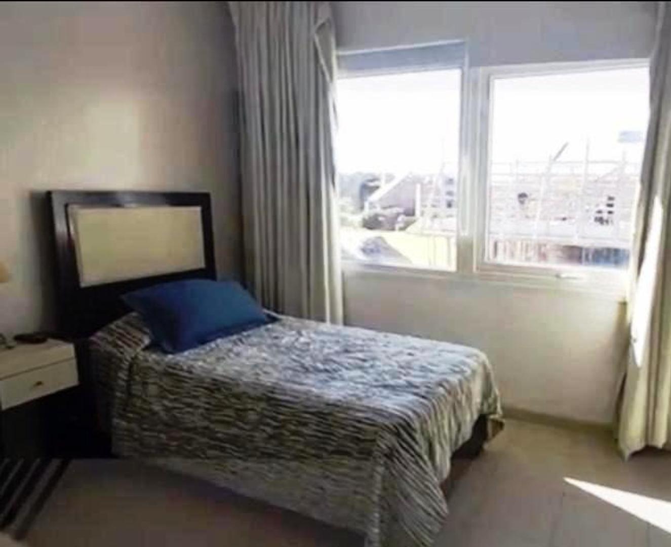 Casa en Alquiler con 4 cocheras