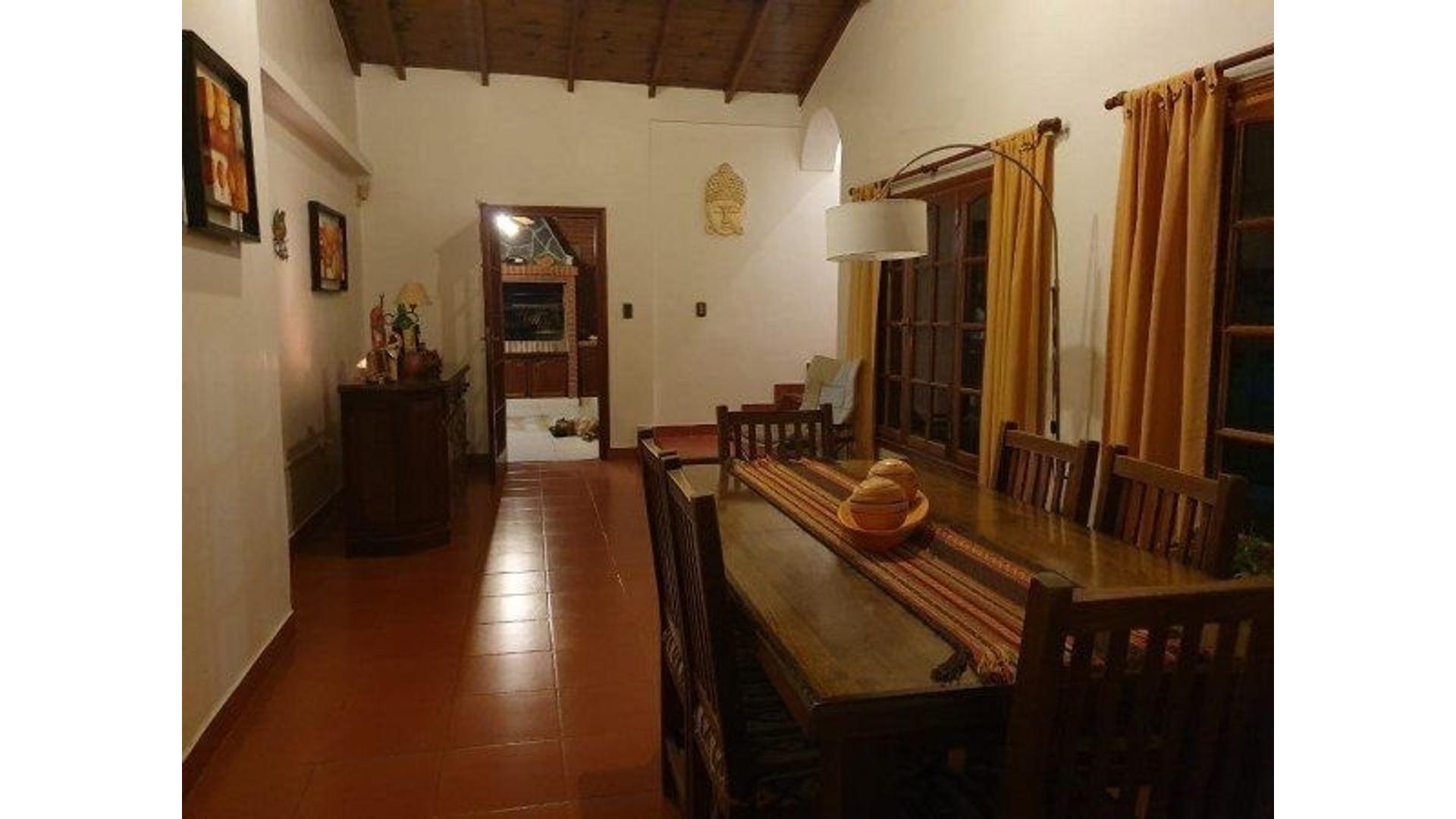 Casa  De 5 Amb Con Pileta Cubierta, Garage amplio Parque