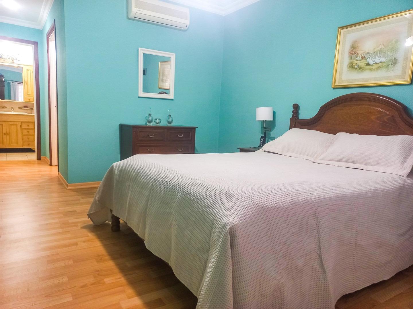 IMPECABLE CHALET DE ESTILO CON PISCINA 