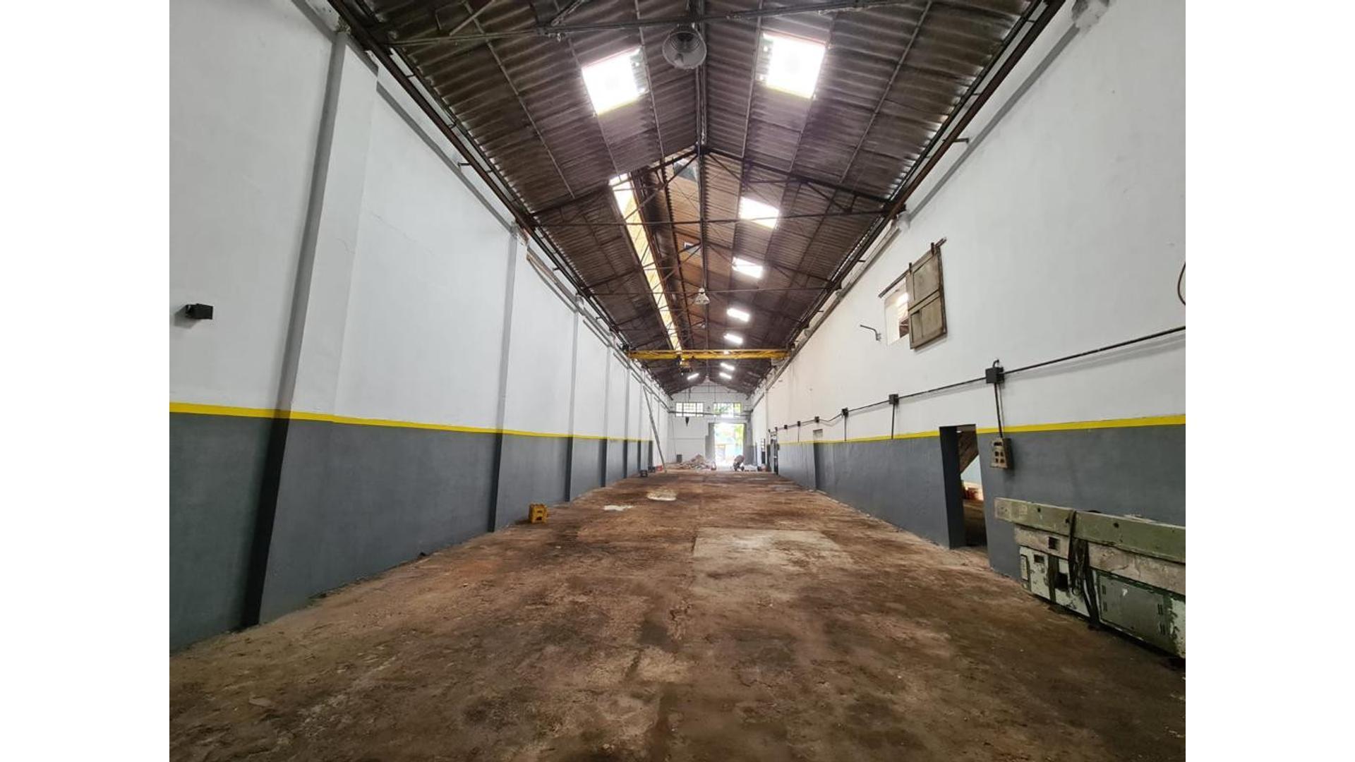 Galpón de 890 m² C/ depto 3 Amb y local - Valentín Alsina.