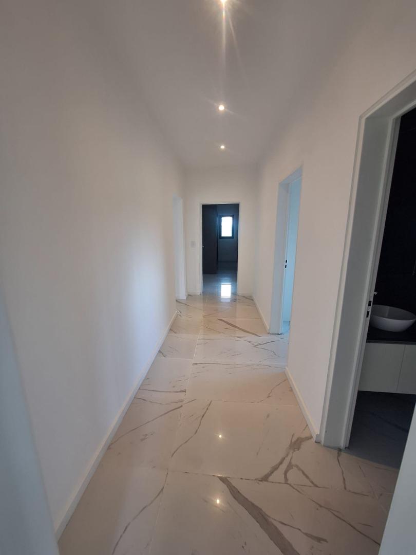 Casa 4 ambientes con 3 baños