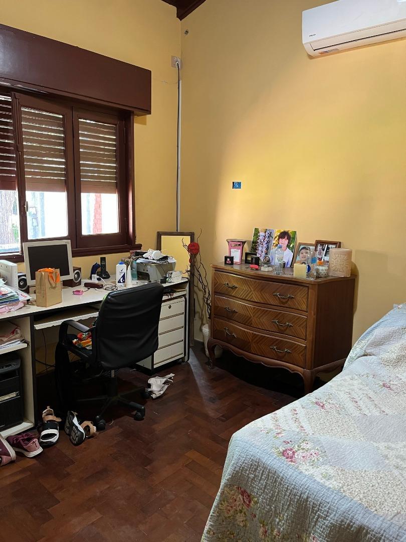 ADROGUE - chalet desarrollado sobre gran lote de terreno