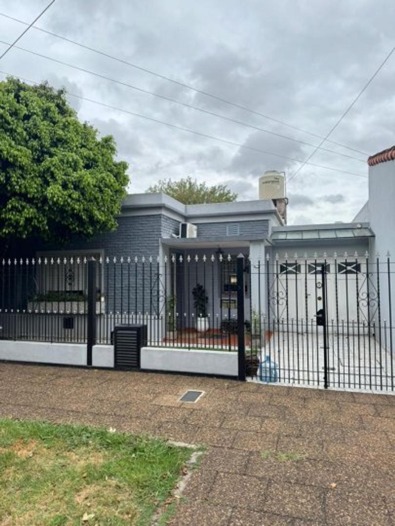 ALQUILO CASA 3 AMB. CON FONDO PARQUIZADO HAEDO NORTE