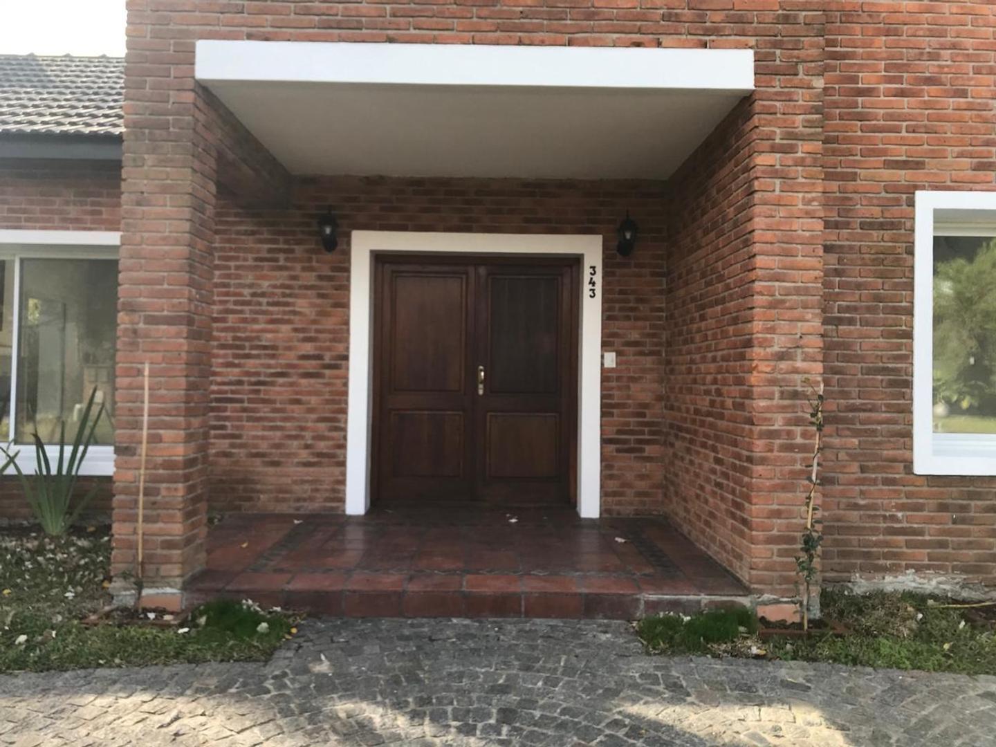 Casa 5 ambientes con 4 baños