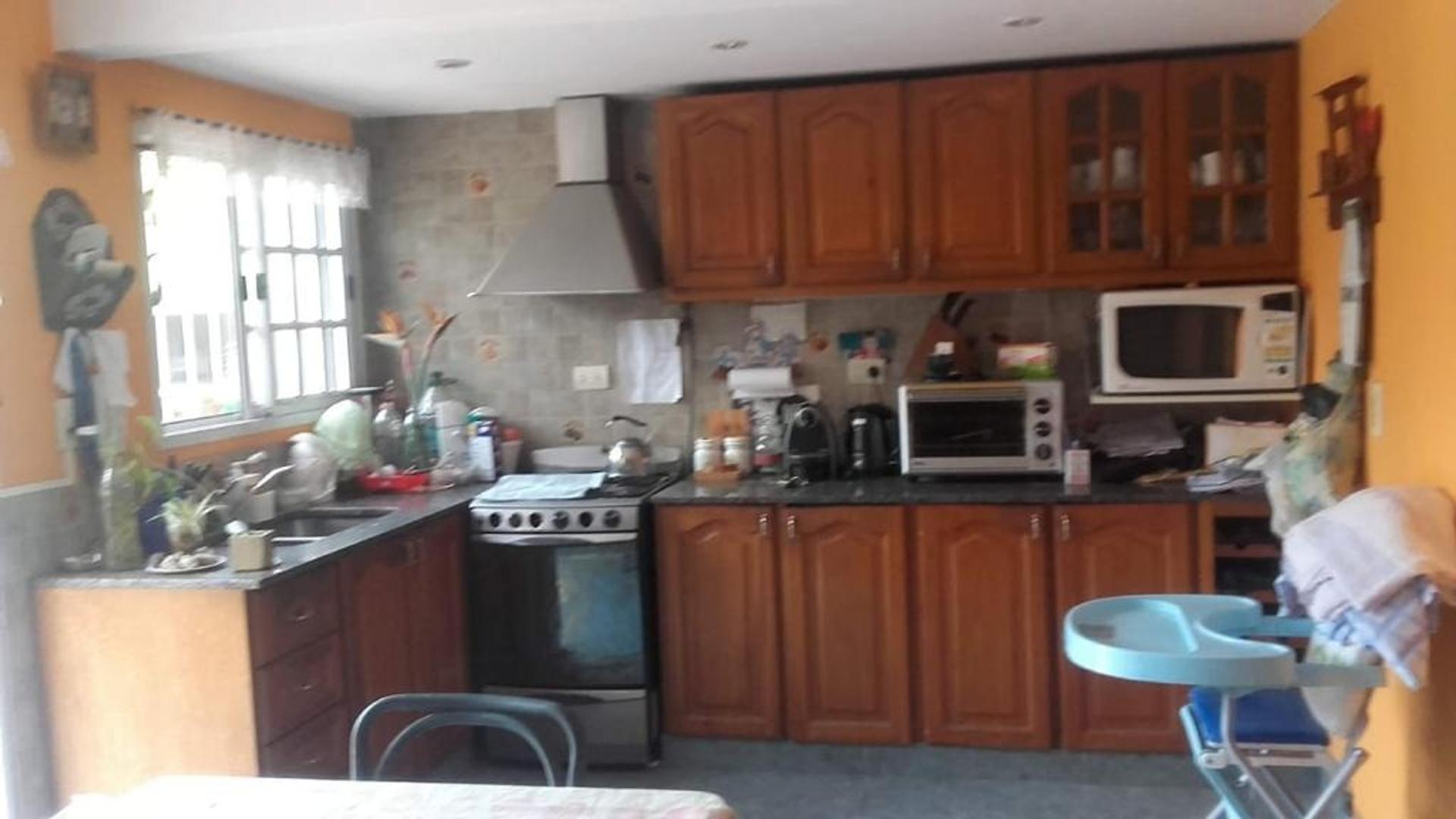 Casa 6 ambientes con 4 baños