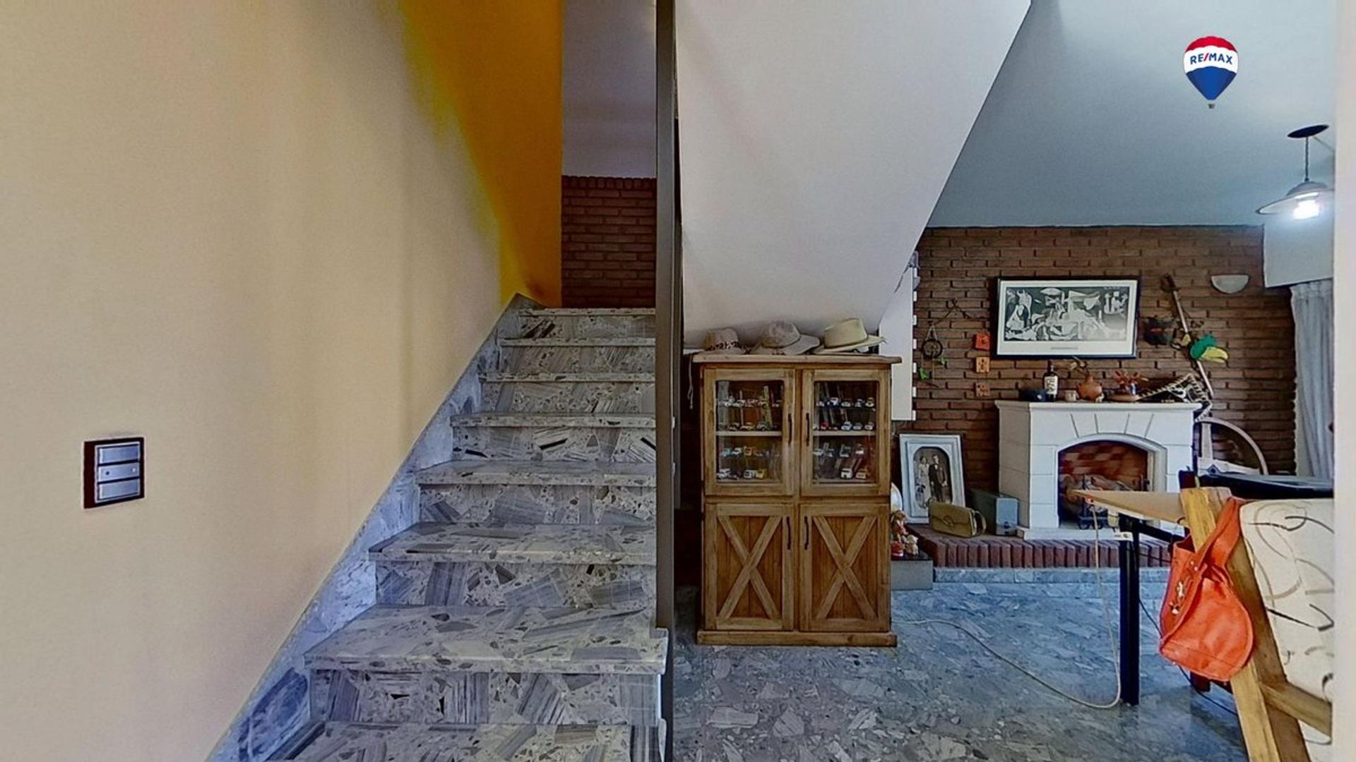 Casa en Venta con 3 cocheras