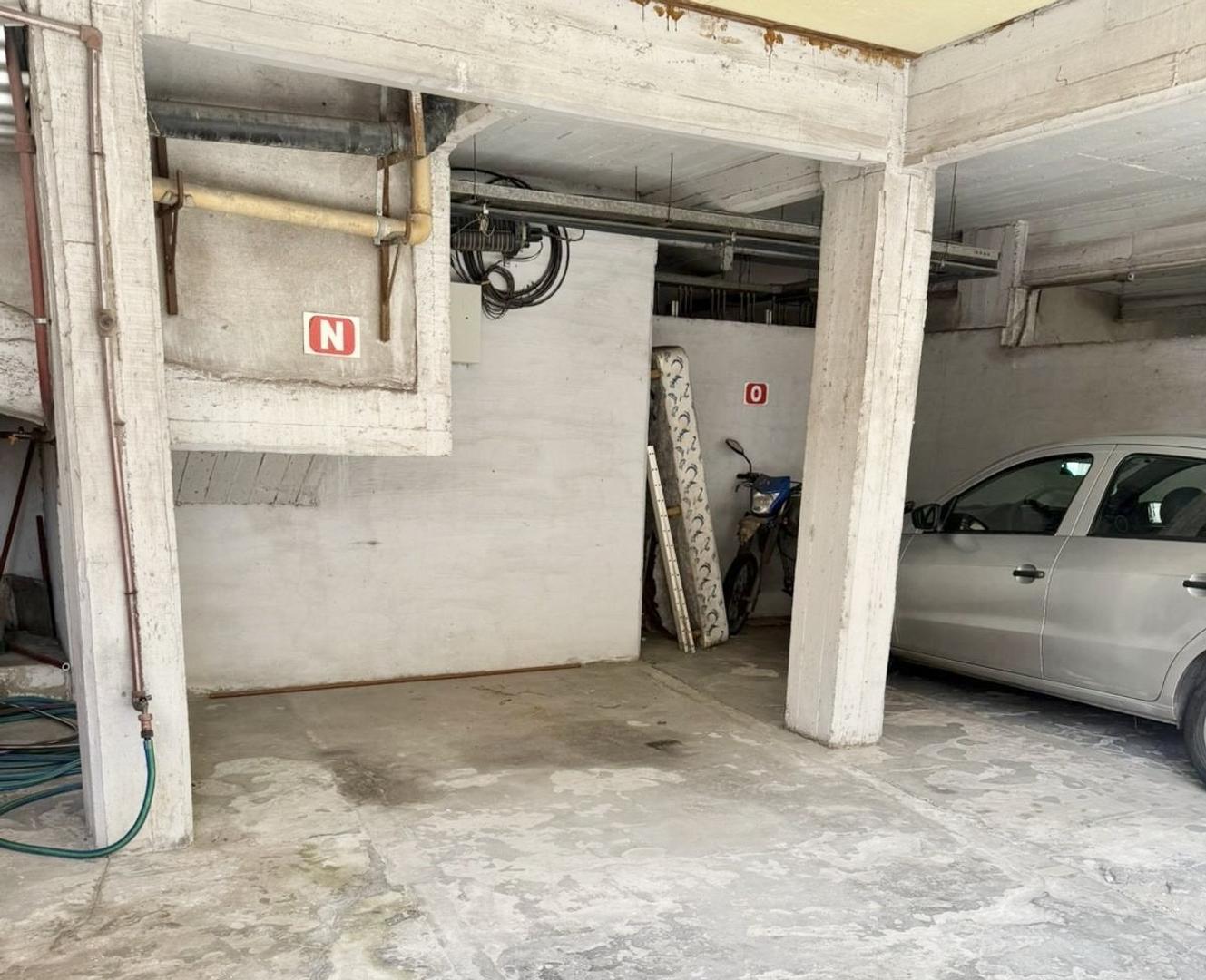 Departamento 2 ambientes con cochera en excelente ubicación.