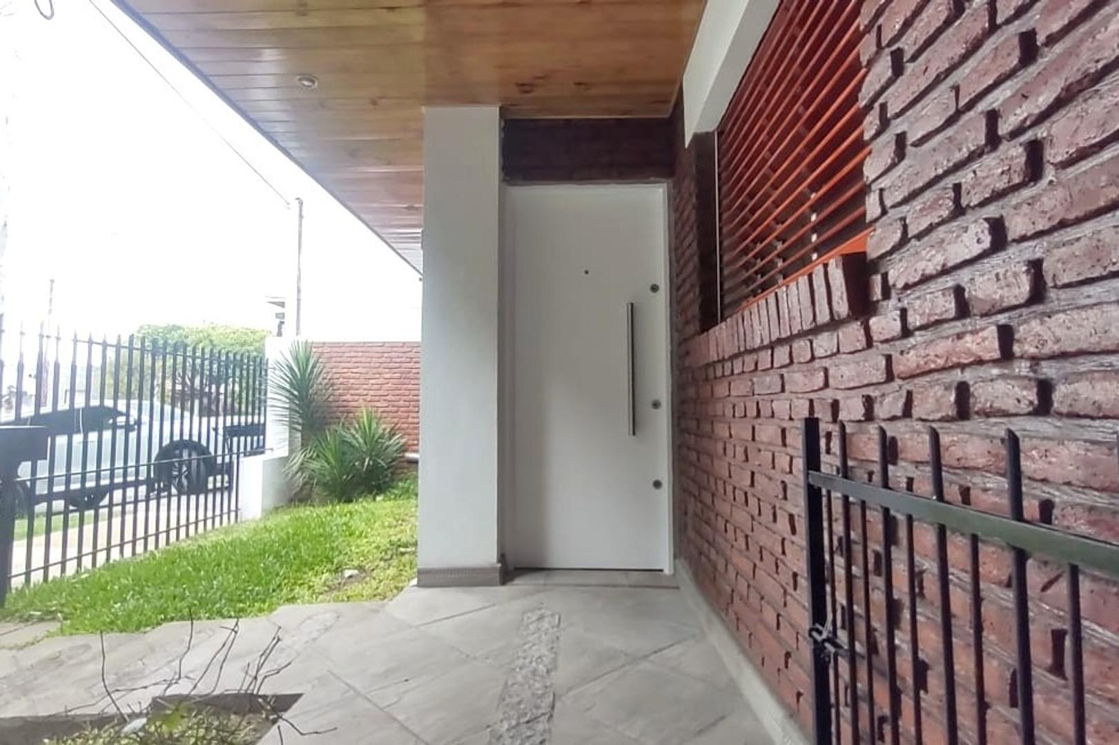 Casa en Venta 3 Ambientes Garaje Fondo Quincho Morón