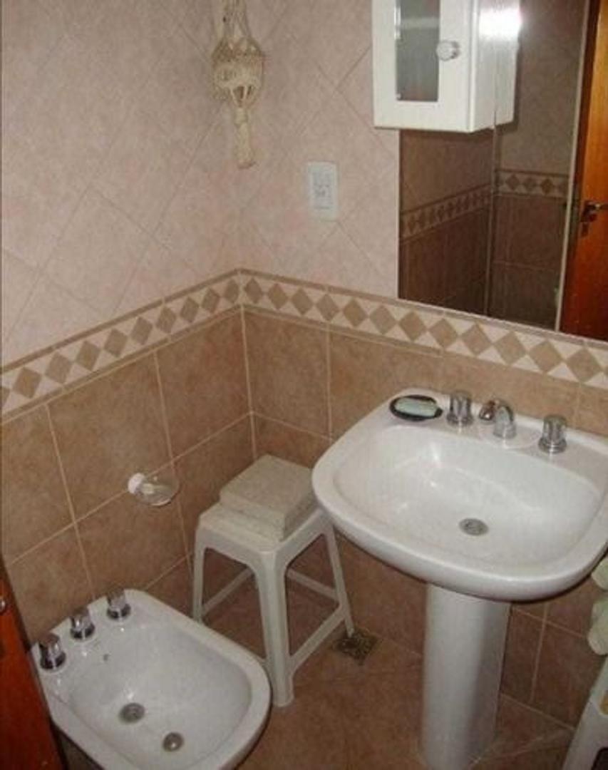 CASA   DE CUATRO AMBIENTES -CASTELAR