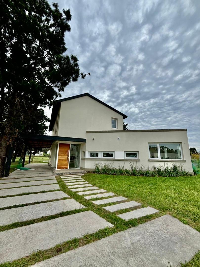 MODERNA CASA  A ESTRENAR CON PILETA EN RUMENCO JOVEN