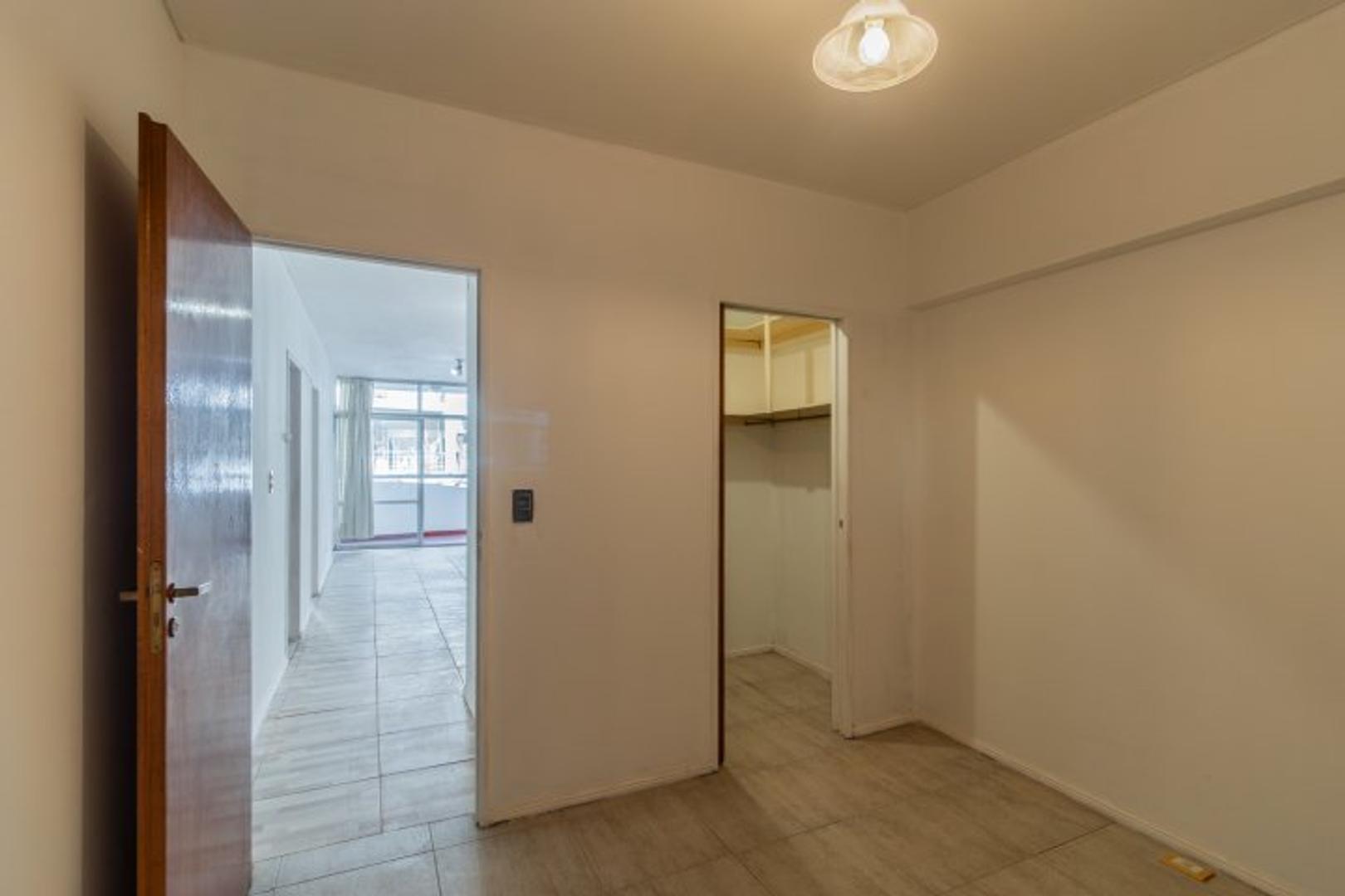 Venta amplio departamento 2 ambientes Flores con gran balcón