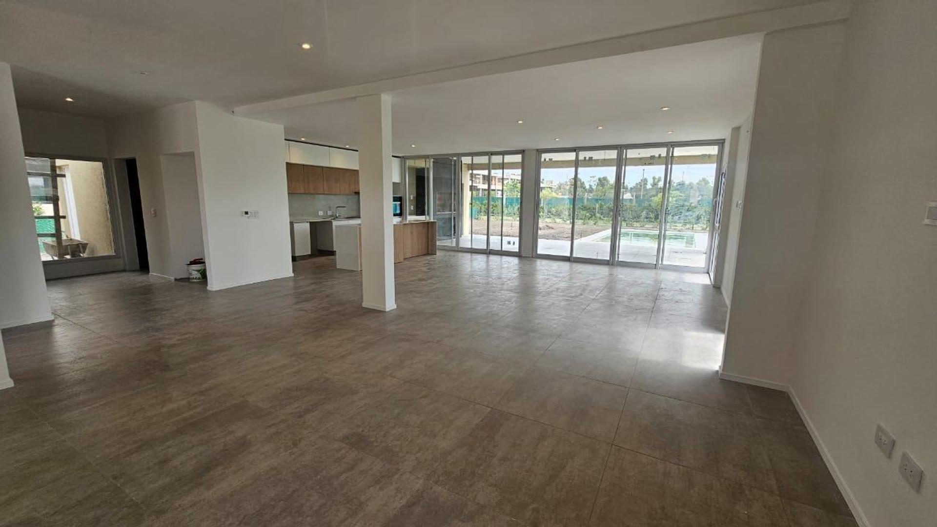 Casa 4 ambientes con 2 baños