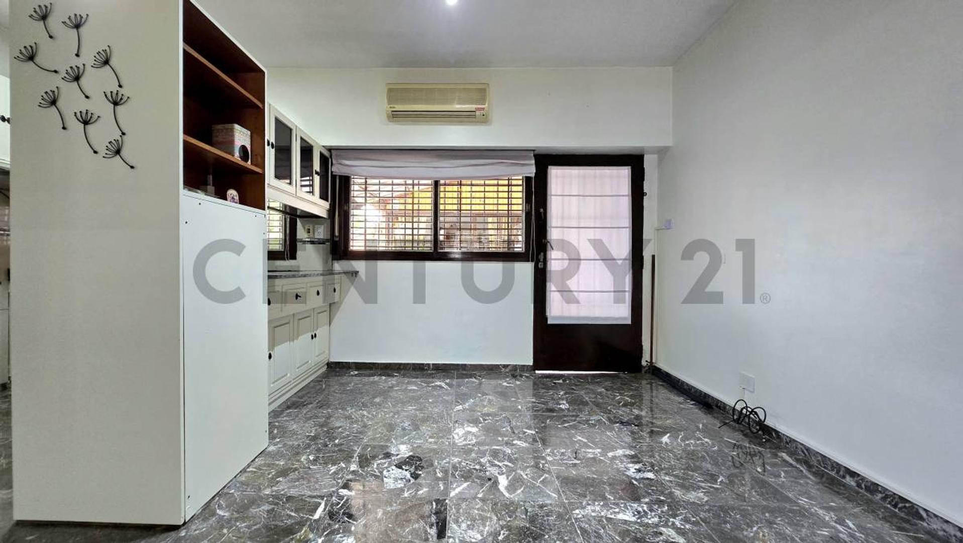 Venta Casa en Villa Maipu con  quincho y jardin