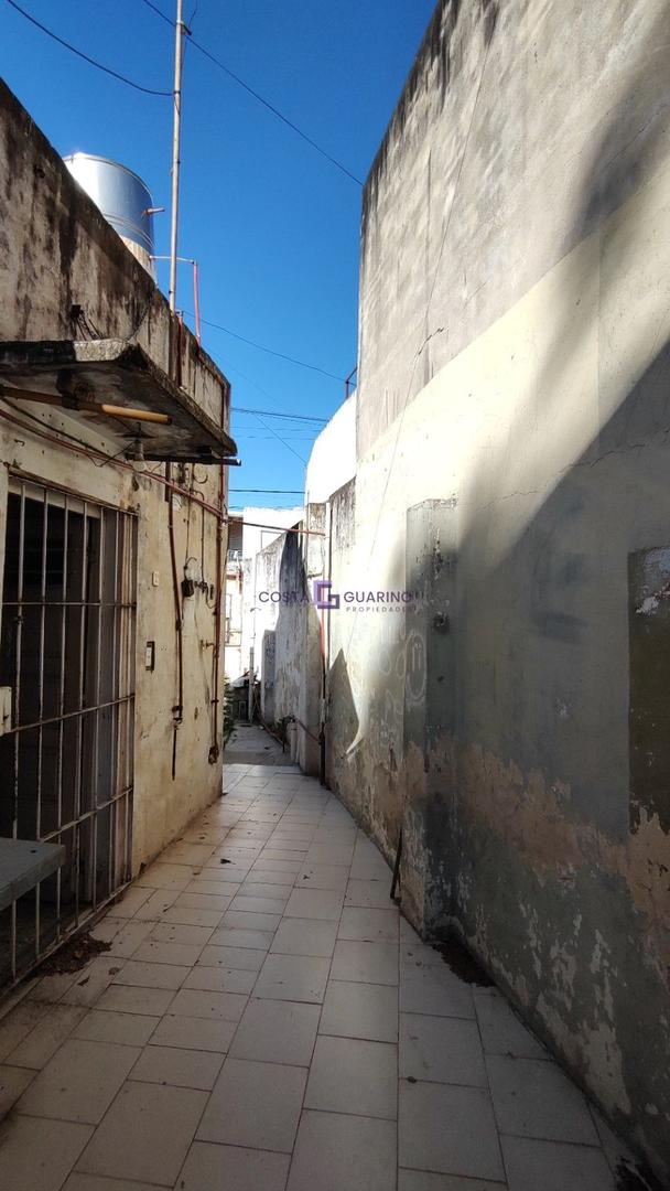 Casa de 3 ambientes a refaccionar ubicada en esquina Coucheiro y Av Republica