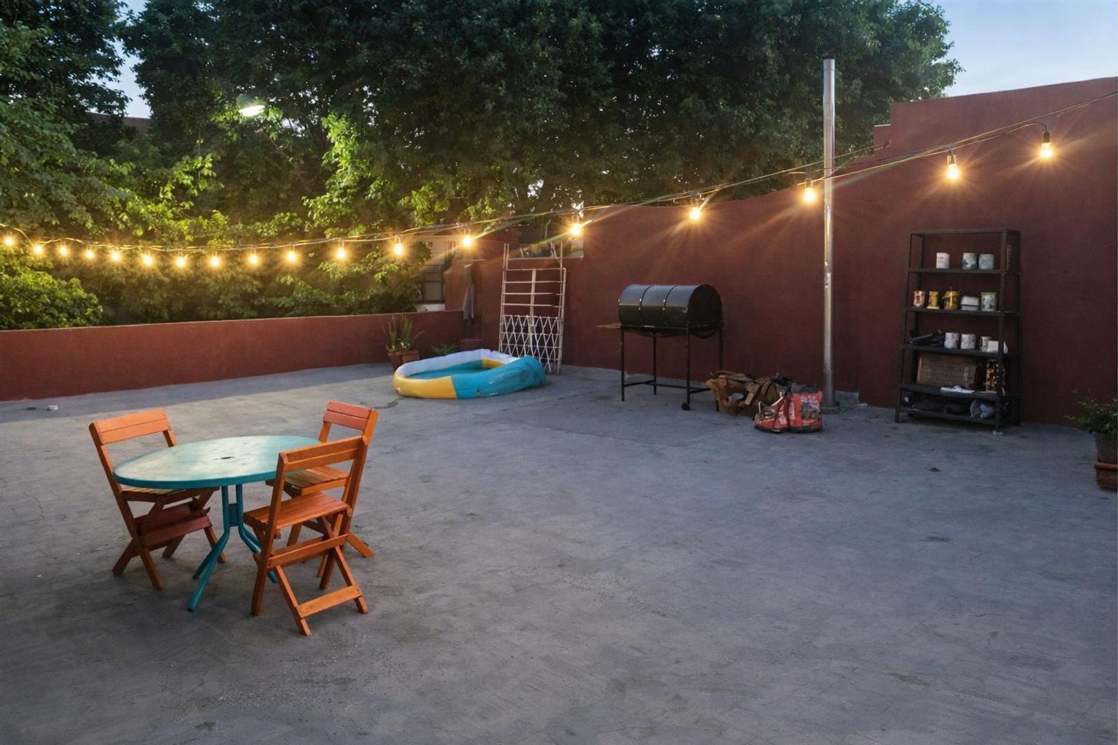 Casa de 3 ambientes con local y terraza – uso mixto