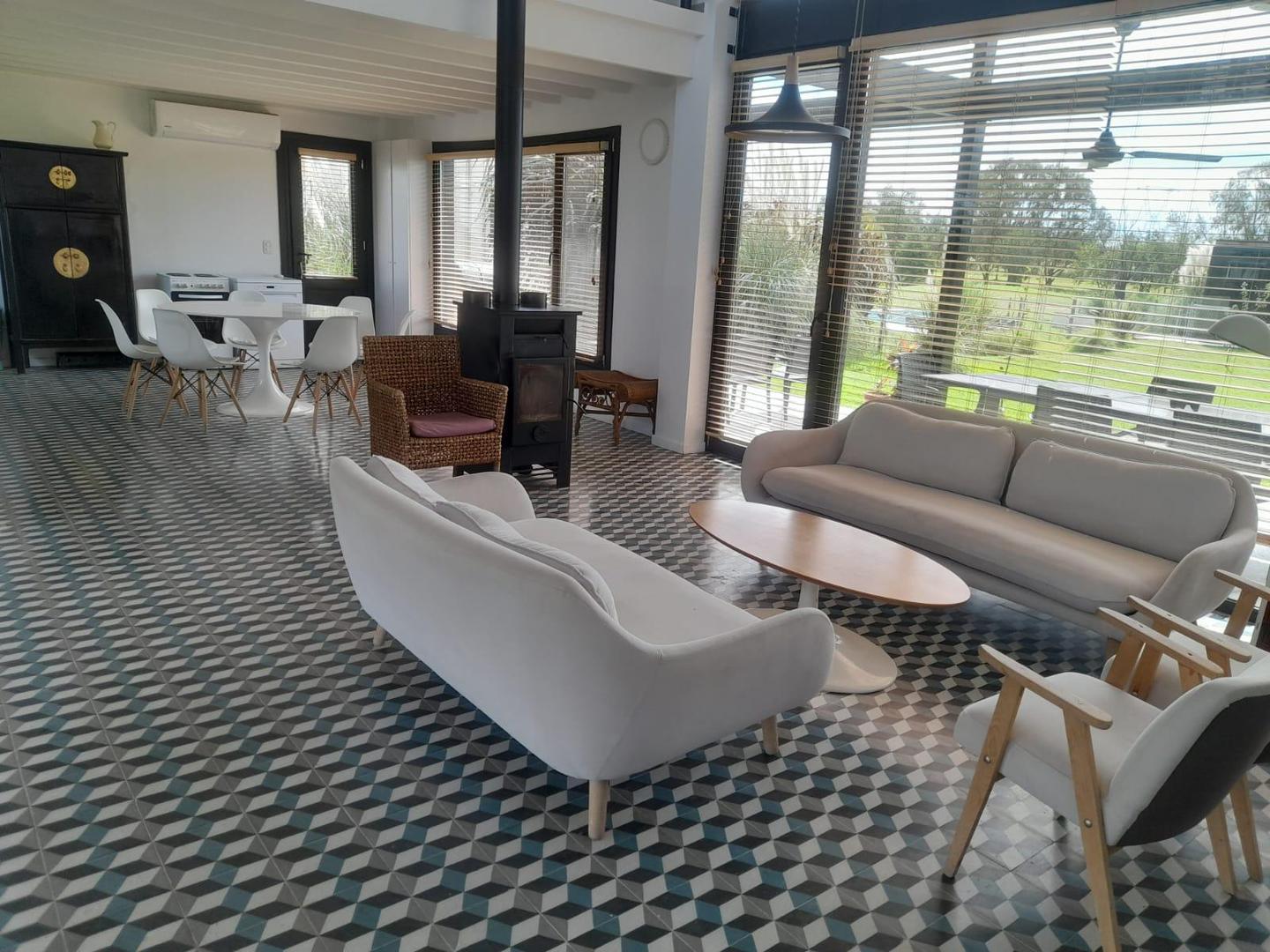 Casa en Alquiler con 2 cocheras