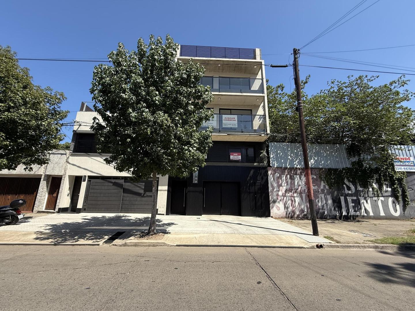 Oficinas en alquiler a con balcon al frente y patio de uso exclusivo