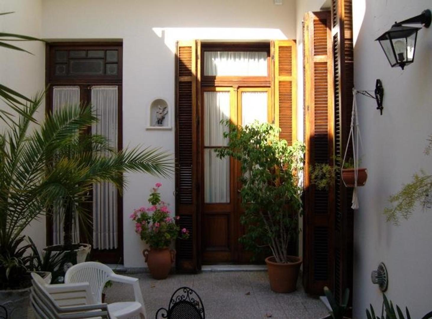 Casa 8 ambientes con 2 baños