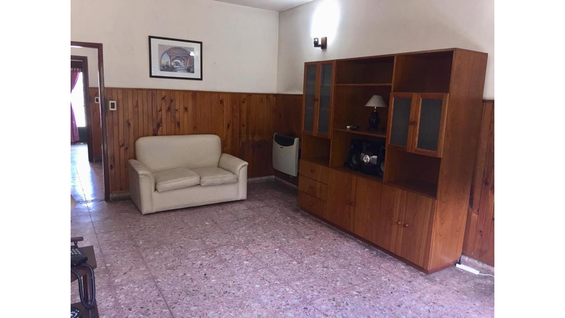 Departamento tipo casa de 3 ambientes y amplio fondo libre