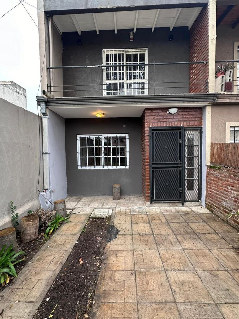 VENTA DUPLEX CON COCHERA Y PATIO MORON NORTE
