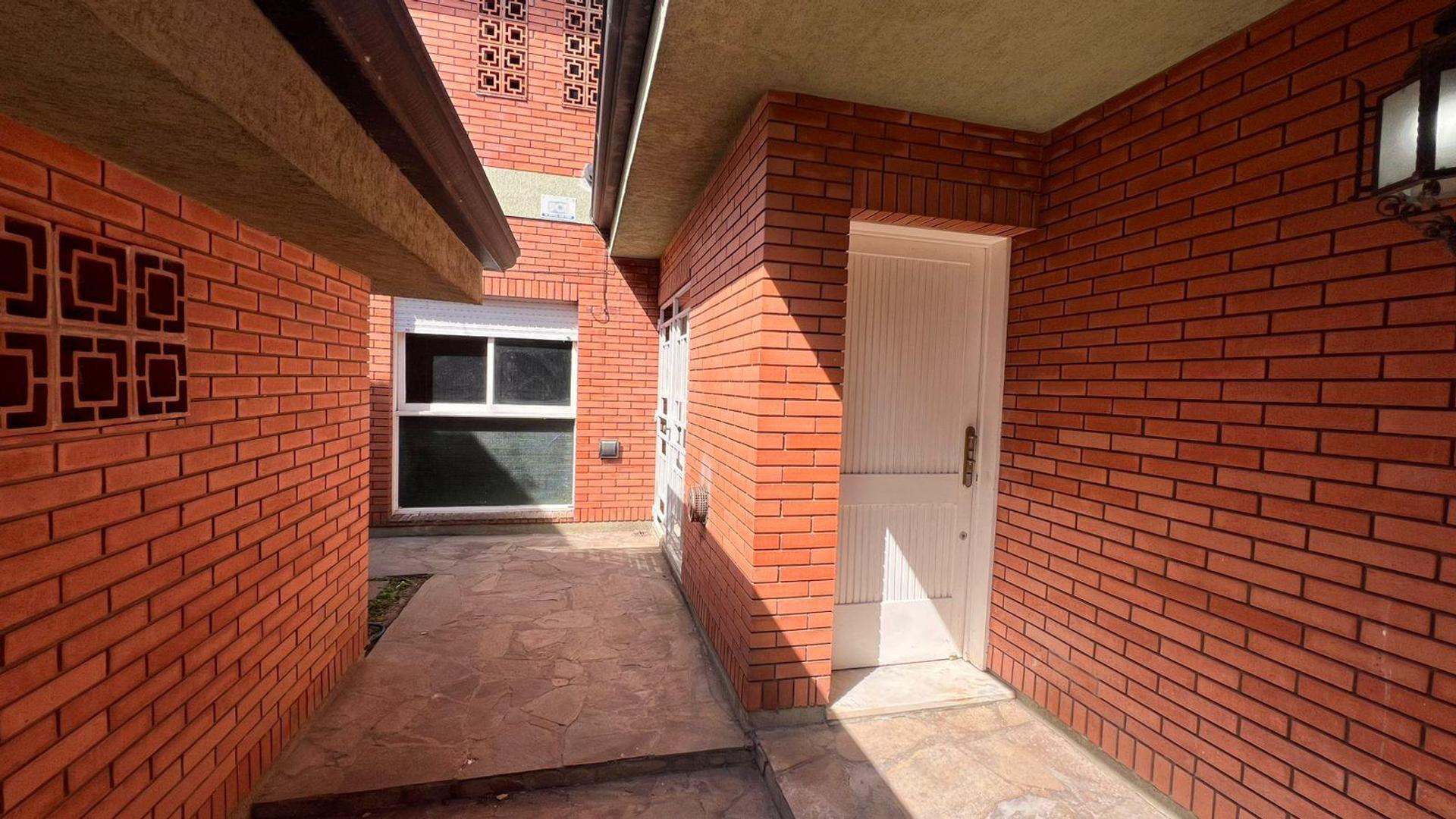 Casa 7 ambientes con 2 baños