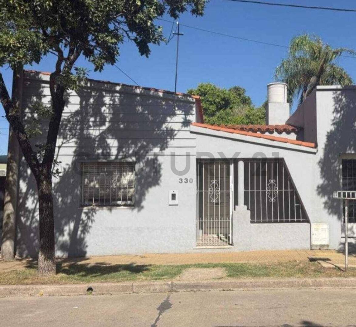 Casa de 2 dormitorios con cochera; en excelente ubicación